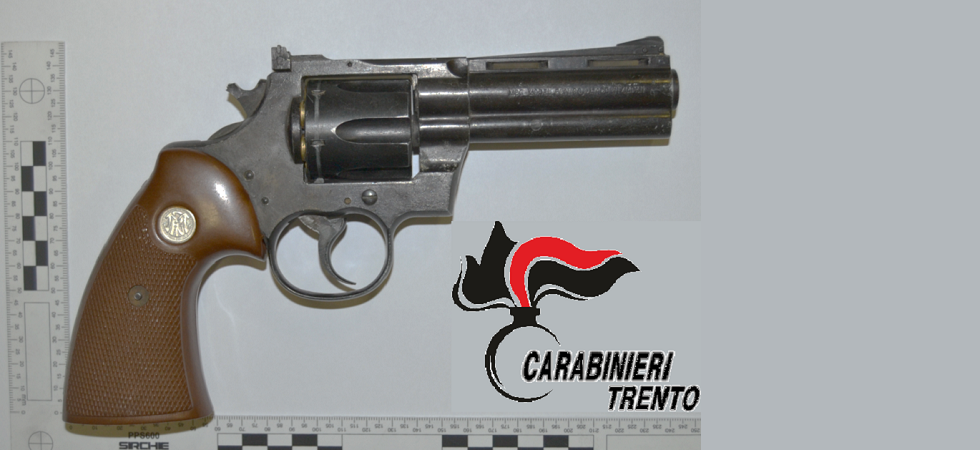 Entra nella sala slot armato ed esplode alcuni colpi, ma il cassiere lo mette in fuga